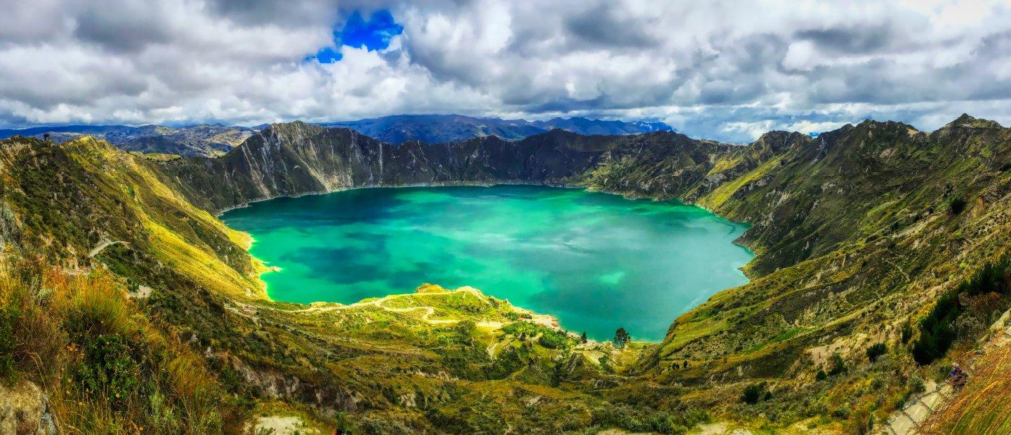 厄瓜多尔山上火山口里的一个湖.