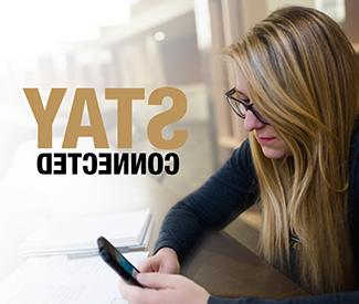一个学生在手机上，她的右边写着“保持联系”