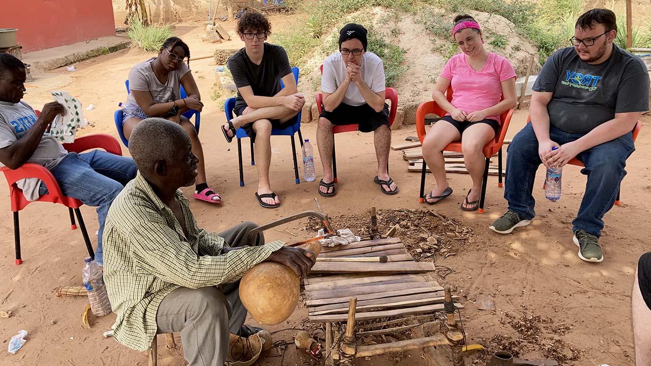开放大学学生访问加纳，在音乐、历史和文化中寻找灵感